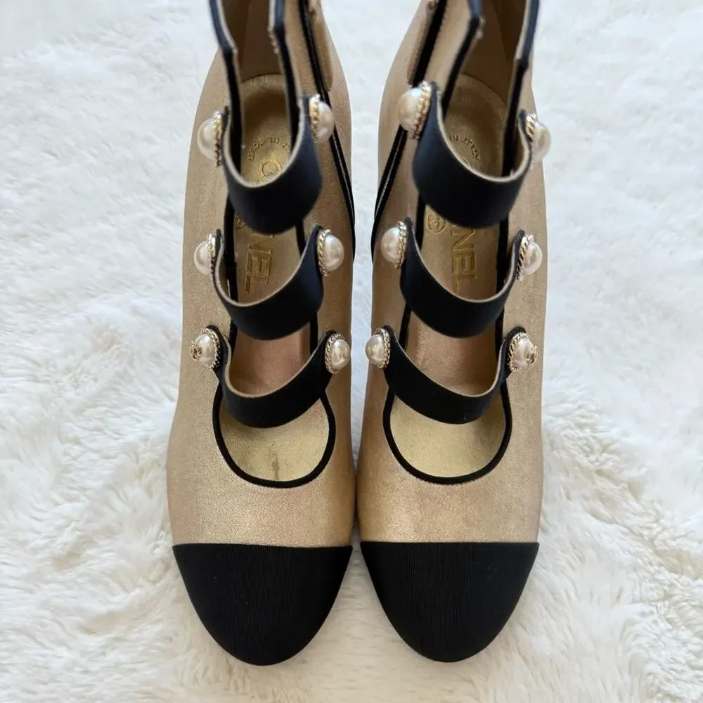 NEW!! Chanel 2018 Gold Toe Leather Pearl Button Boots Heels 38 EU Retail 1400$ - Picture 4 of 11